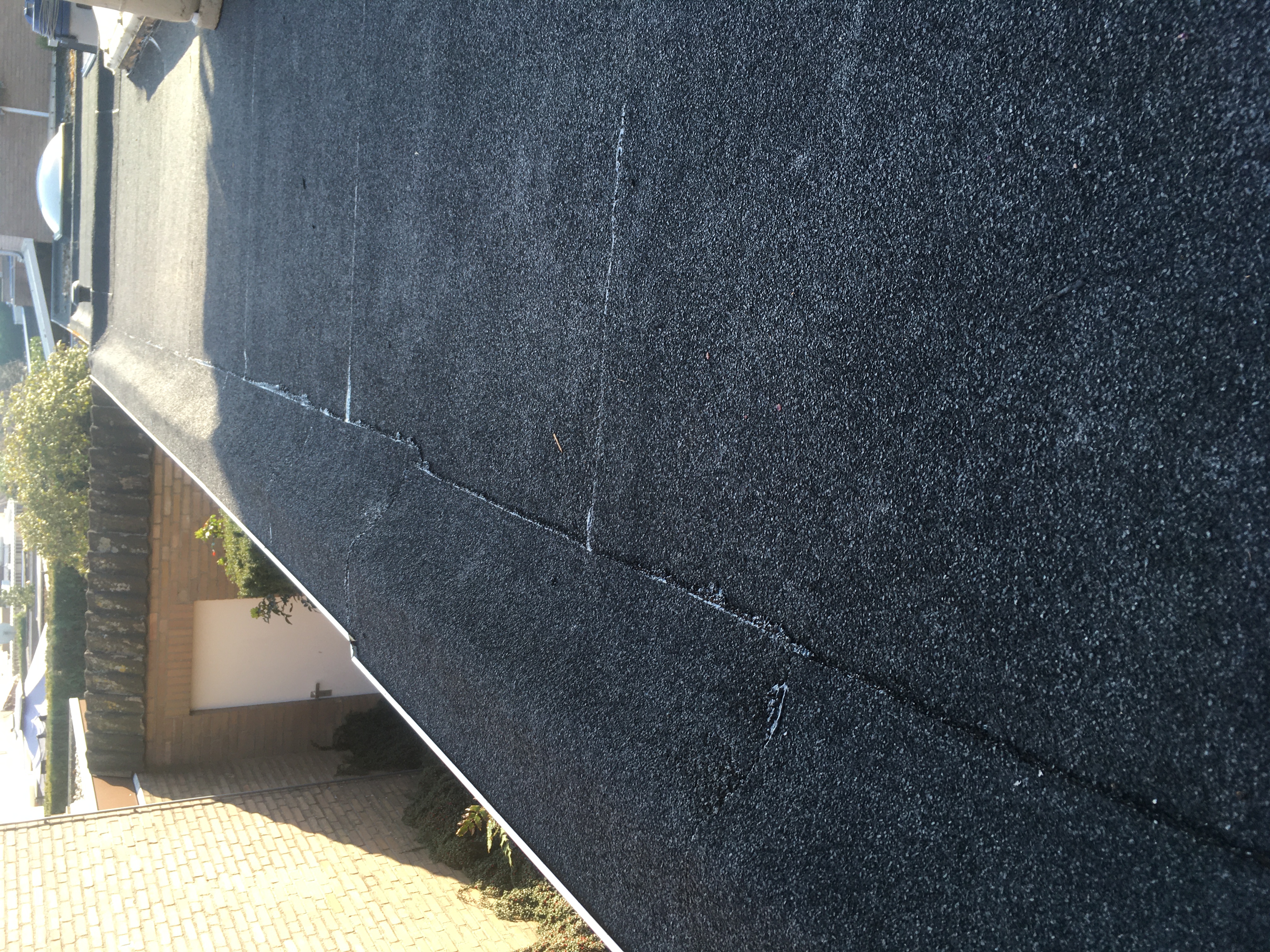 Na: het bitumen dak van de carport is gereed.